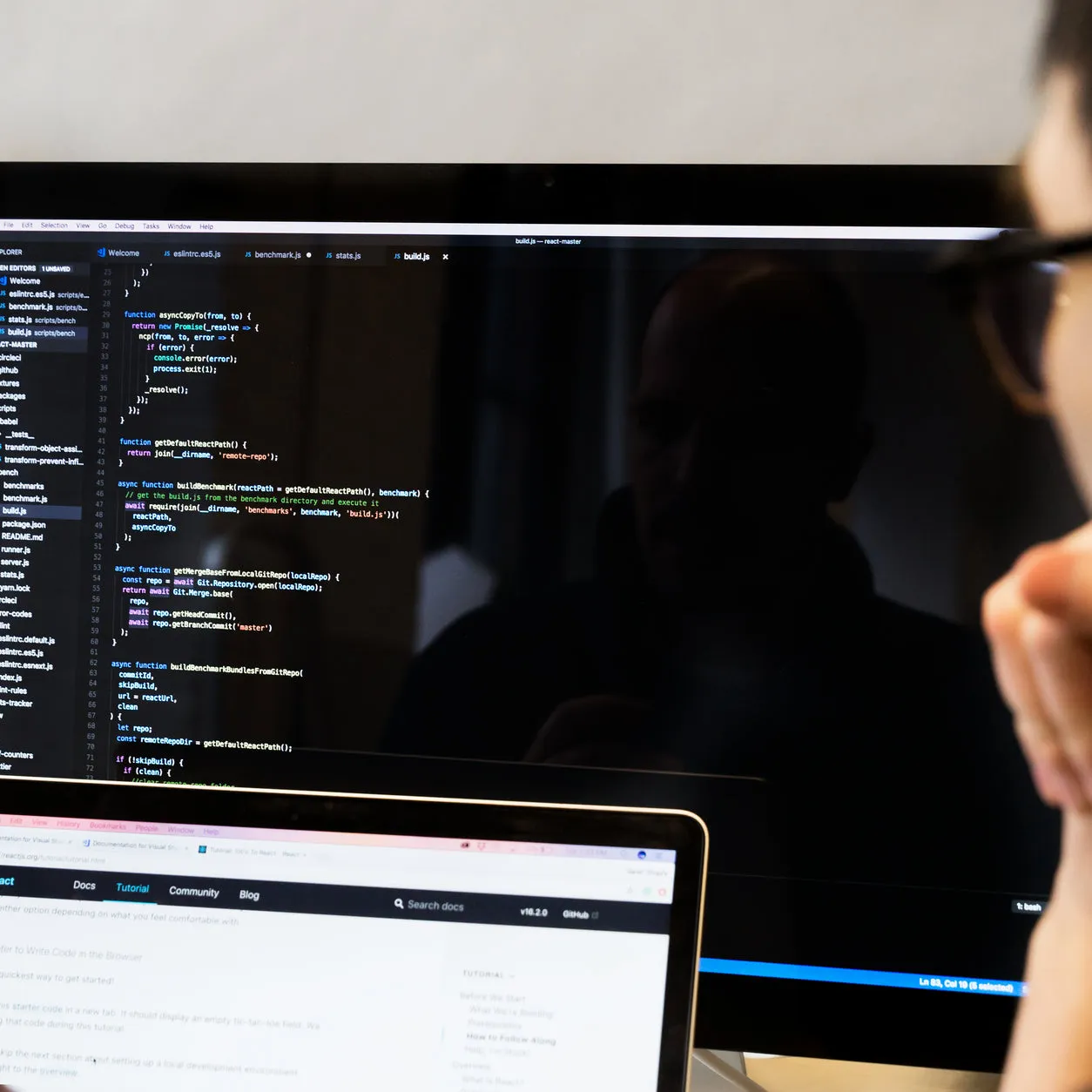 Pessoa analisando o código de um site num monitor grande